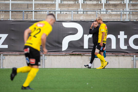 Mjällbys Viktor Gustafson lämnar planen skadad