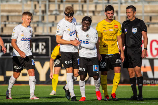 Örebros Erik Björndahl jublar