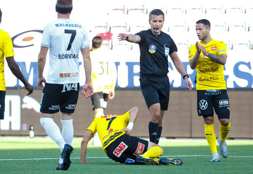 Domare Bojan Pandzic blåser straff för Mjällby