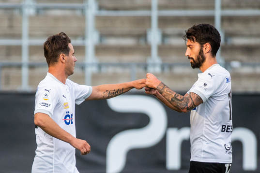 Örebros Nordin Gerzic tar emot kaptensbindeln av Örebros