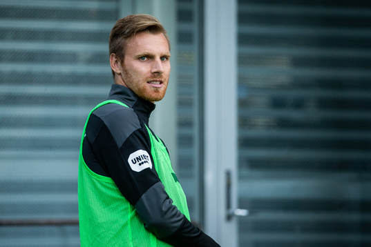Örebros målvakt Jake Mcguire värmer upp
