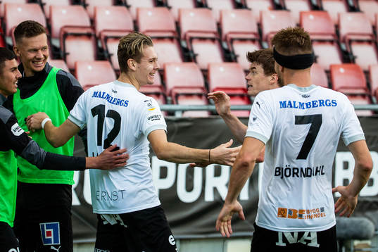 Örebros Jake Larsson jublar med lagkamrater