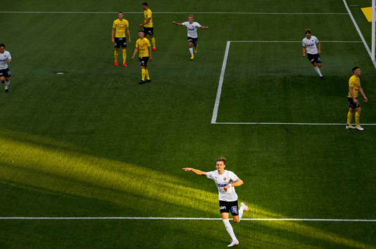 Örebros Jake Larsson gör 3-1 och jublar