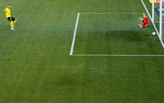 Mjällbys David Löfquist gör 0-1 på straff på Örebros