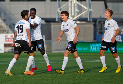 Örebros Nahir Besara gör 2-1 och jublar med Jack Lahne,