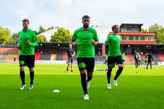 Västerås Sean Sabetkar värmer upp med lagkamrater