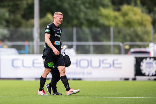 Västerås David Engström lämnas planen