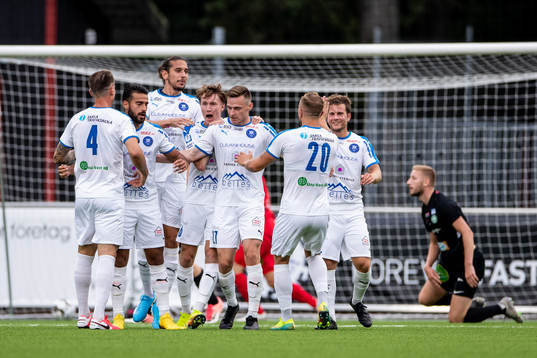 Akropolis Mattias Bouvin jublar med lagkamrater