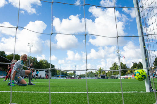 Djurgårdens målvakt Kathrine Østergaard Larsen ser