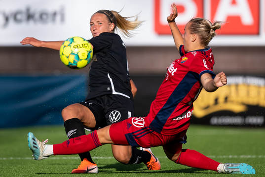 Göteborgs Emma Koivisto slår ett inlägg