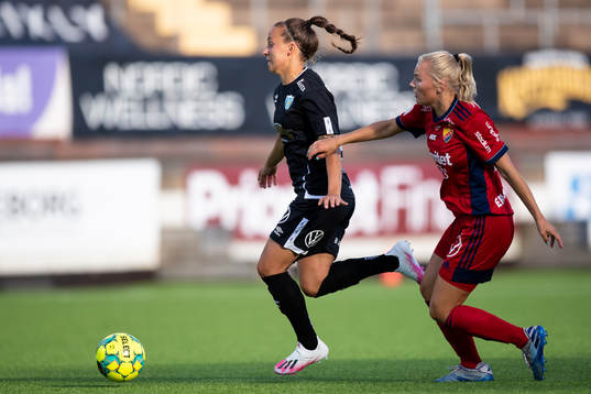Göteborgs Julia Zigiotti Olme före Djurgårdens Camilla