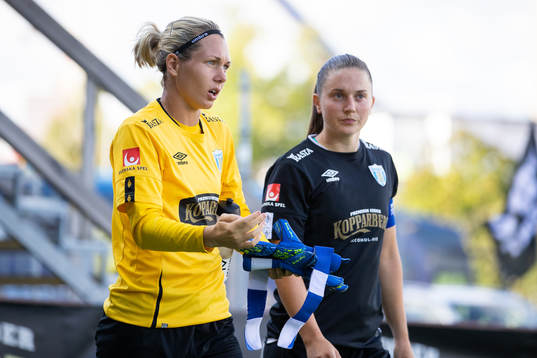 Göteborgs målvakt Jennifer Falk och Vilde Böe Risa i