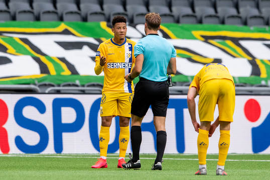 IFK Göteborgs Tobias Sana i samtal med domare Kristoffer
