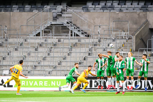 IFK Göteborgs Giorgi Kharaishvili med en frispark