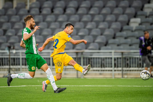 Hammarbys Simon Sandberg och IFK Göteborgs Giorgi