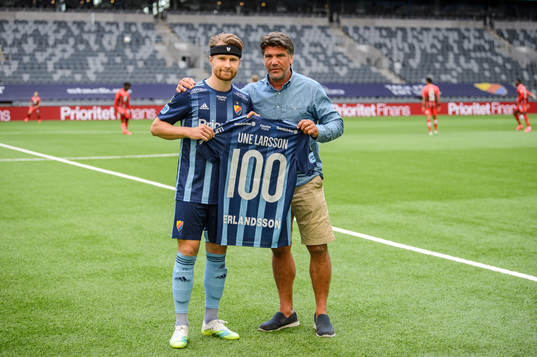Djurgårdens Jacob Une Larsson uppmärksammas av sportchef