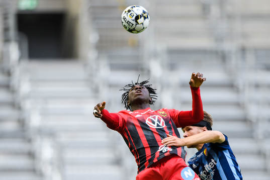 Östersunds Jordan Attah Kadiri  och Djurgårdens Jacob Une