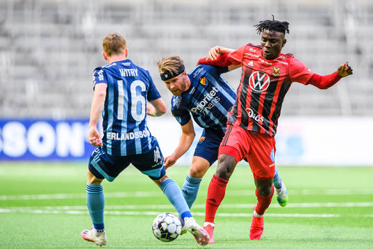 Djurgårdens Aslak Witry och Jacob Une Larsson i en kamp