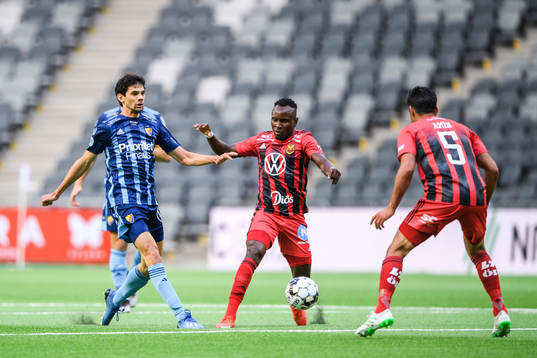 Djurgårdens Jesper Nyholm och Östersunds Sam Mensiro