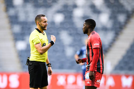 Domare Victor Wolf och Östersunds Isak Ssewankambo