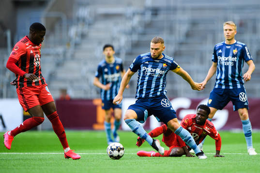 Djurgårdens Jesper Karlström i en kamp mot Östersunds