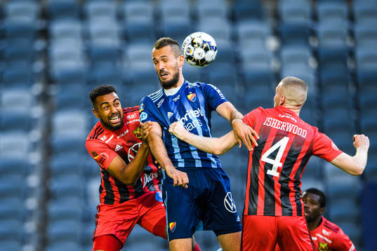 Östersunds Noah Sonko Sundberg och Thomas Isherwood i en