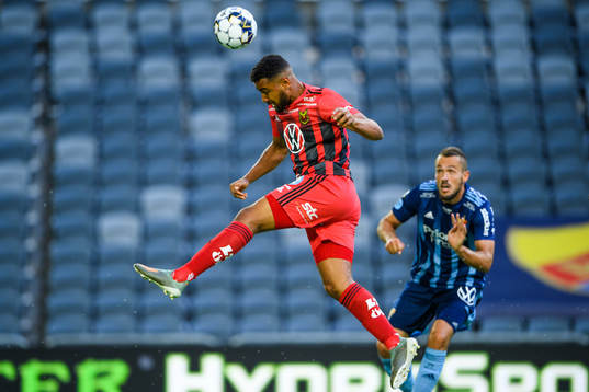 Östersunds Noah Sonko Sundbergoch Djurgårdens Emir Kujovic