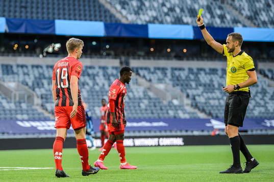 Östersunds Eirik Haugan får en varning av domare Victor