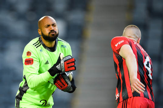 Östersunds målvakt Aly Keita och Östersunds Thomas