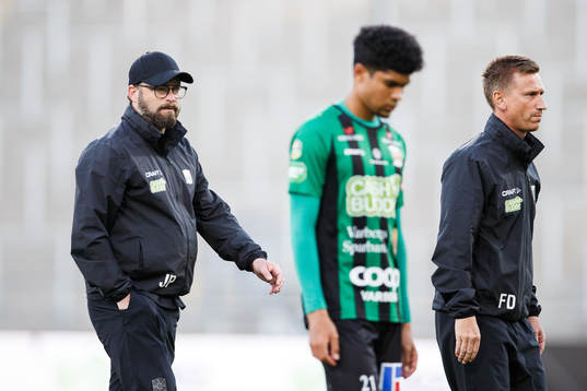 Varbergs tränare Joakim Persson och assisterande tränare
