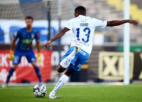 IFK Norrköpings Abdulrazaq Ishaq skjuter mot Varbergs