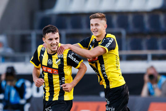 Häckens Ali Youssef och Leo Bengtsson jublar