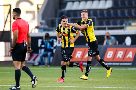 Häckens Ali Youssef och Leo Bengtsson jublar