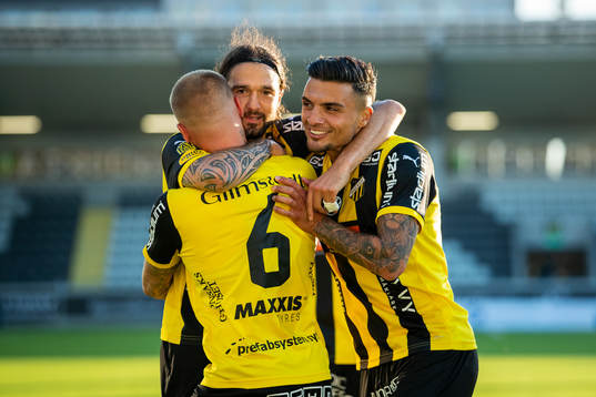 Häckens Leonard Zuta jublar med Alexander Faltsetas och