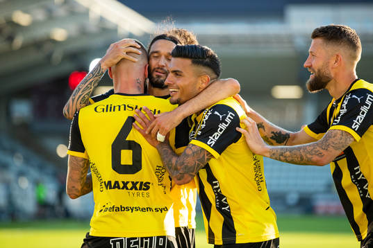 Häckens Leonard Zuta jublar med Alexander Faltsetas, Ahmed