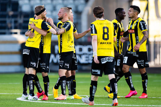 Häckens Ali Youssef jublar med lagkamrater