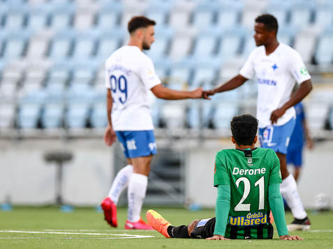 Varbergs Luke Le Roux deppar medan IFK Norrköpings spelare