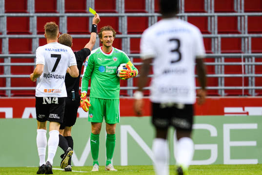 Helsingborgs målvakt Anders Lindegaard får en varning