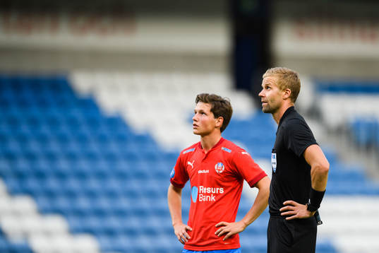 Helsingborgs Max Svensson och domare Glenn Nyberg