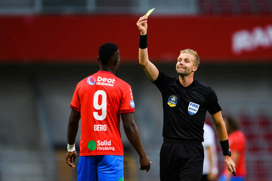 Helsingborgs Alhaji Gero får en varning av domare Glenn