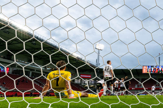 Örebros målvakt Oscar Jansson deppar