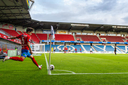 Helsingborgs Brandur Hendriksson med en hörnspark