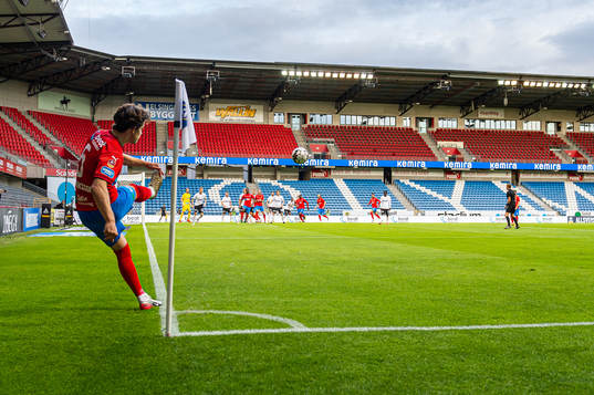 Helsingborgs Brandur Hendriksson med en hörnspark