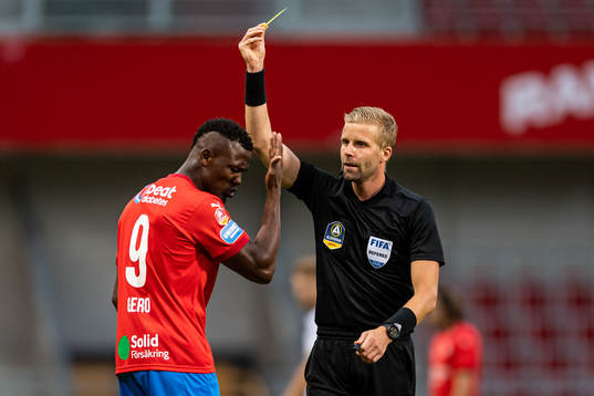 Domare Glenn Nyberg ger gult kort till Helsingborgs Alhaji