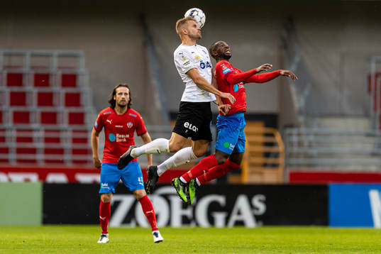Örebros Erik Björndahl i nickduell med Helsingborgs