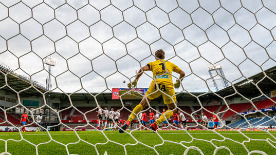 Helsingborgs Brandur Hendriksson med en frispark