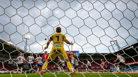 Ryggtavlan på Örebros målvakt Oscar Jansson