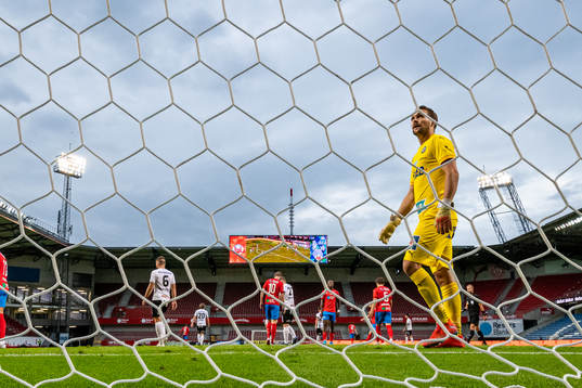 Örebros målvakt Oscar Jansson deppar