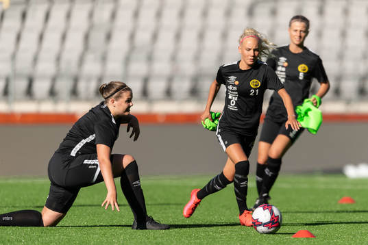 Tea Skoglund och målvakt Sanna Öjersson