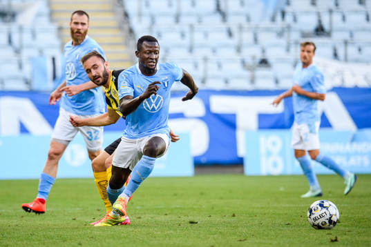 Hammarbys Muamer Tankovic och Malmö FFs Bonke Innocent